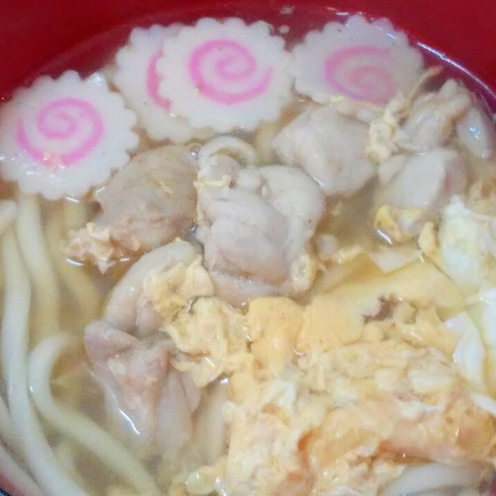 ほんのり中華風味☆鶏肉とかき玉の親子なるとうどん